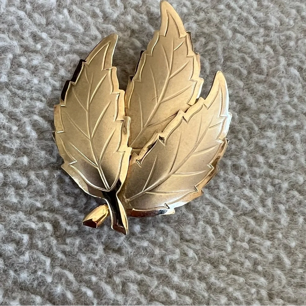 Brooch Set of seven gold tone cat wolves flower hearts leaves